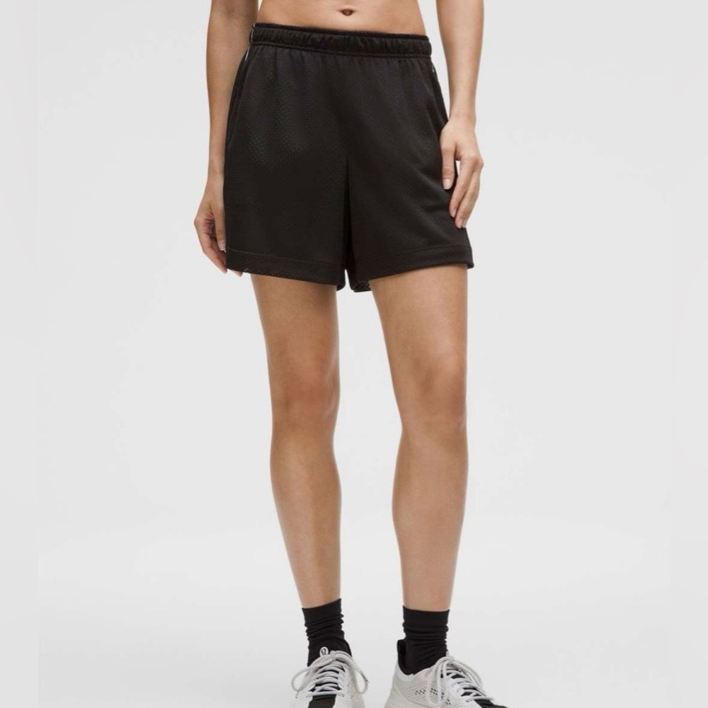 Lululemon double layered mesh mid rise shorts nwt xs